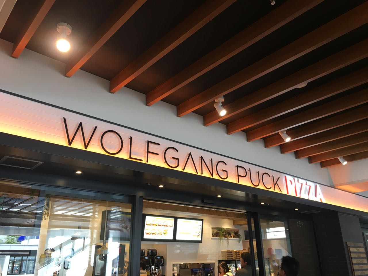 伊丹空港でウルフギャング！WOLFGANG PUCK PIZZA大阪国際空港店（ウルフギャング パック ピッツア）